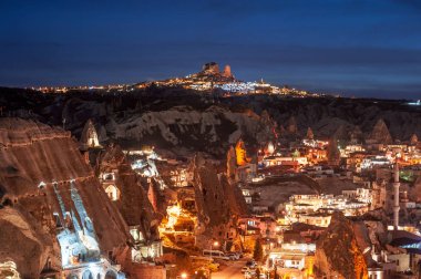 Güzel manzara Göreme, Kapadokya, Türkiye gece. Ünlü cente