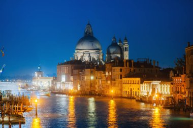 Grand Canal ve Santa Maria della Salute gece. Venedik, İtalya