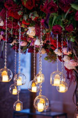 Çiçekli ve mumlu düğün süsleri. Şölen dekoru. Yumuşak odaklı resim