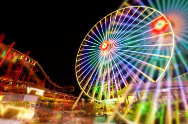 Viyana, Avusturya - 2 Nisan 2019: Ünlü ve turistik eğlence parkı Prater'de gece dönme dolap