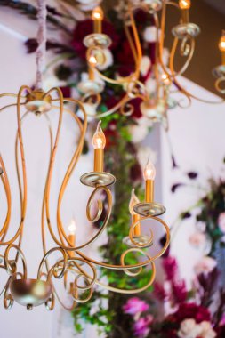 çiçeklerle düğün süslemeleri. ziyafet dekor. yumuşak odaklı resim