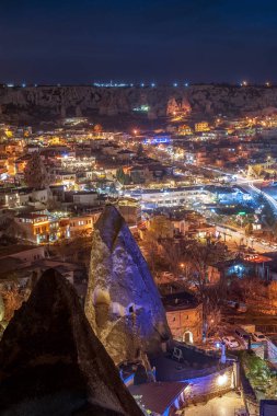 Güzel manzara Göreme, Kapadokya, Türkiye gece. Ünlü cente