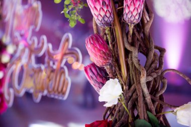 çiçeklerle düğün süslemeleri. ziyafet dekor. yumuşak odaklı resim