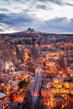 ufukta Göreme ve Uçhisar gece görünümü, Kapadokya, Türkiye.