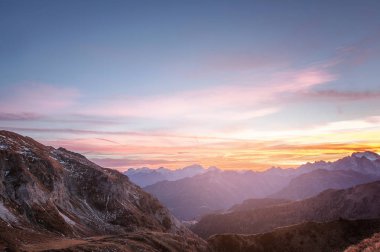 dağlarda güzel gün batımı. Dolomites Alpleri, İtalya