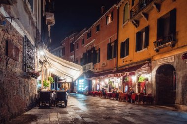 Venedik, İtalya - 1 Kasım 2017: eski gece sokağında renkli binalar. retro vintage tarzı