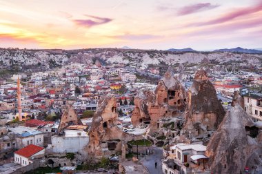 Göreme, Kapadokya, Türkiye gün batımında. Balon f ünlü merkezi