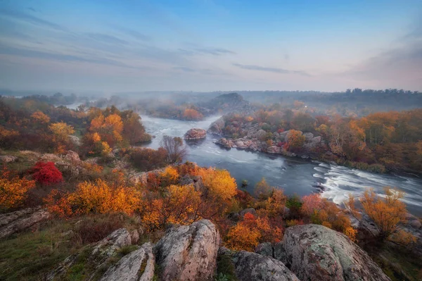 Verbazingwekkende luchtfoto van berg rotsen, blauwe mistige rivier en Colo — Stockfoto