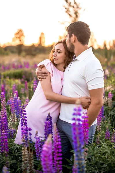 Heureux Couple Romantique Étreignant Dans Domaine Des Lupins — Photo