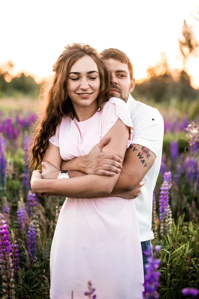 Lupines alanında sarılma Mutlu romantik çift