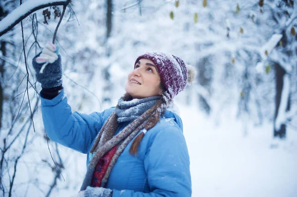 Vrouw spelen met sneeuw. foto met zachte scherpstelling. winter en PEO — Stockfoto