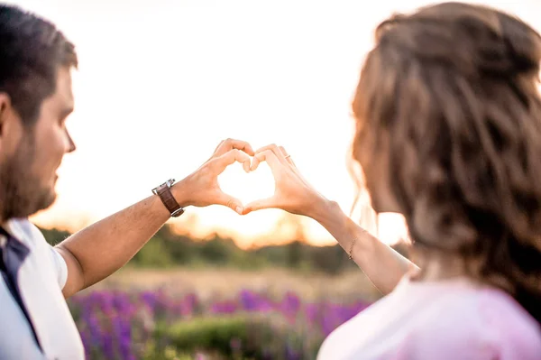 Couple Romantique Montrant Coeur Avec Les Mains Dans Champ Lupins — Photo