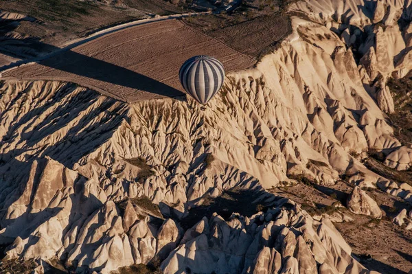 Göreme, Kapadocja, Turcja. Widok z góry kolorowych Balloo gorącego powietrza — Zdjęcie stockowe