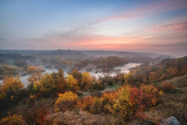 Verbazingwekkende luchtfoto van berg rotsen, blauwe mistige rivier en Colo — Stockfoto