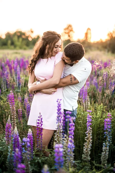 Heureux Couple Romantique Étreignant Dans Domaine Des Lupins — Photo