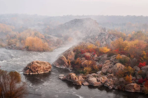 Dağ kayalar, mavi sisli nehir ve colo inanılmaz hava görünümü — Stok fotoğraf