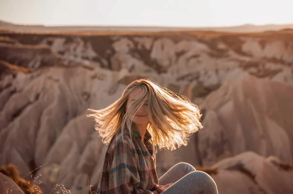 Belle voyageuse à la montagne au coucher du soleil. voyage, vie — Photo