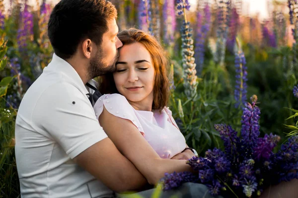 Portrait Couple Amoureux Relaxant Dans Domaine Des Lupins — Photo