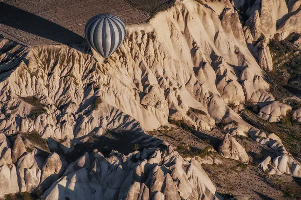 Göreme, Kapadocja, Turcja. Widok z góry kolorowe piłki gorącego powietrza — Zdjęcie stockowe