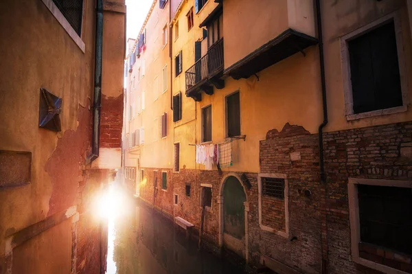 Viejos edificios de colores europeos y la luz del sol. Venecia, Italia — Foto de Stock