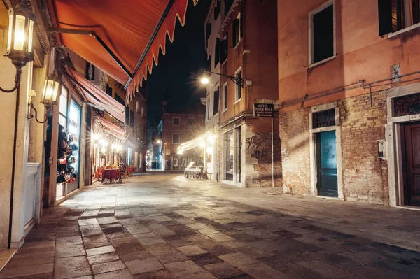 Venice, Olaszország-1 november, 2017: színes épületek a régi — Stock Fotó