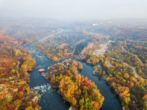 Luchtfoto drone uitzicht van kleurrijke bos, Blue River en rotsen. Beau — Stockfoto