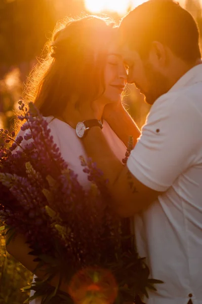 Jovem Casal Com Buquê Lupine Romancing Campo — Fotografia de Stock