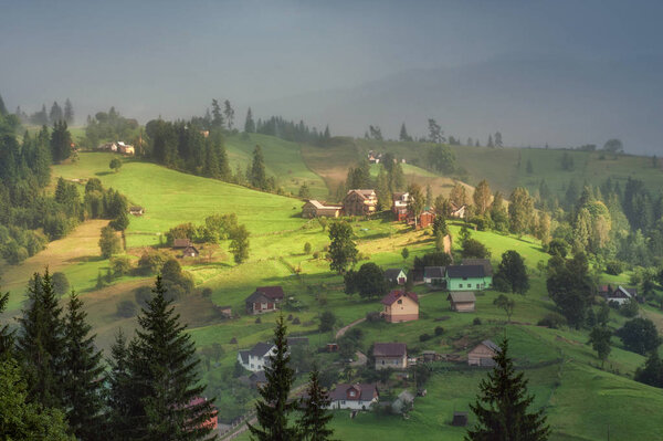 удивительный вид на горы. деревянный забор, сельская дорога и высокие горы
