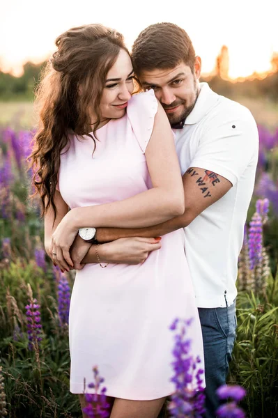 Heureux Couple Romantique Étreignant Dans Domaine Des Lupins — Photo