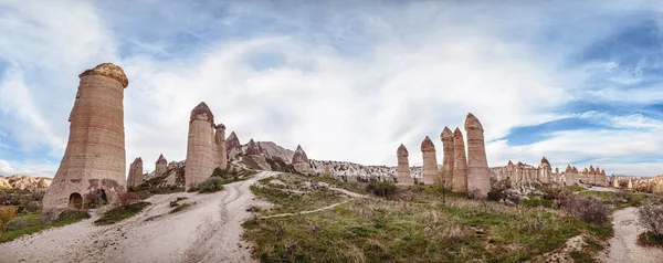 Panoramablick auf das berühmteste Tal in der Türkei namens Liebe v — Stockfoto