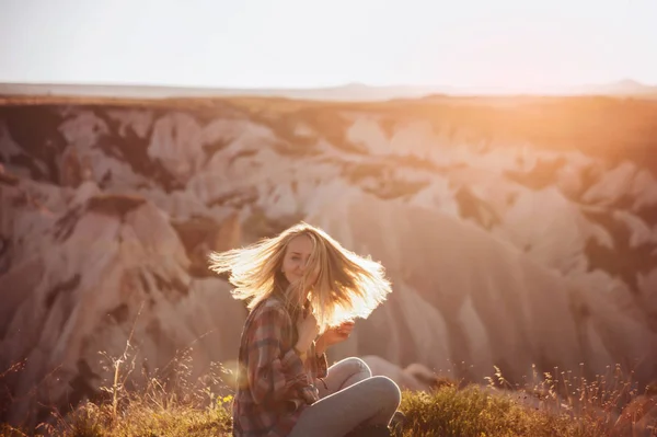 Belle voyageuse à la montagne au coucher du soleil. voyage, vie — Photo