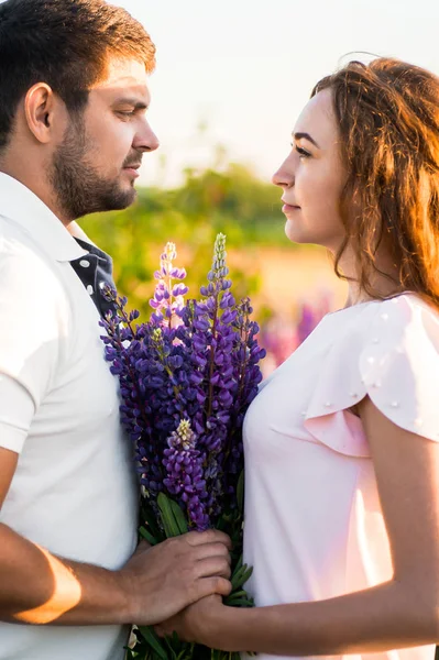 Couple Romantique Avec Bouquet Lupins Debout Face Face Dans Champ — Photo