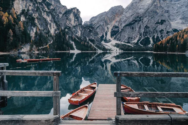 Lago de montaña italiano más famoso y turístico. Lago di Braies — Foto de Stock