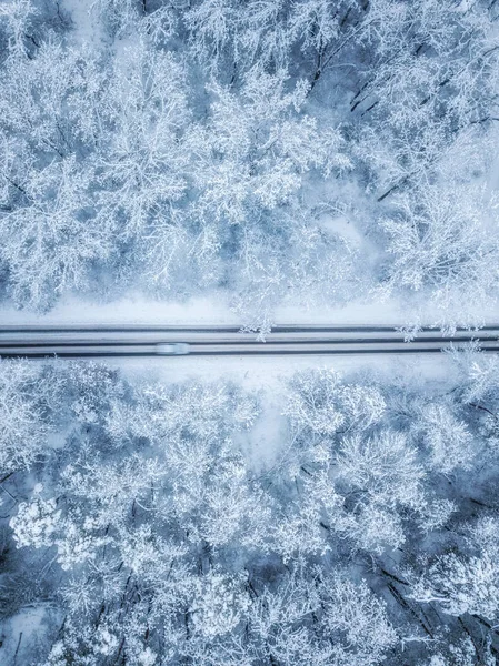 Vue aérienne de la route d'hiver et des voitures passant par la forêt à mounta — Photo