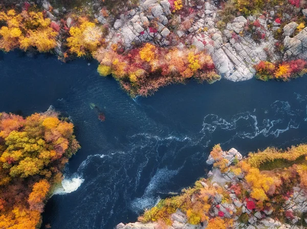 Vue aérienne sur drone de forêt colorée, rivière bleue et rochers. beau — Photo