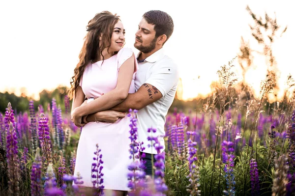 Feliz Casal Romântico Abraçando Campo Tremoços — Fotografia de Stock