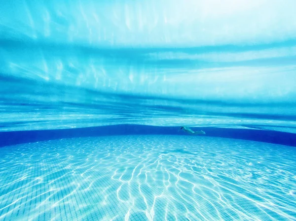 Kız açık havuzda yüzüyor. Su altı çekimi. yaz konsepti — Stok fotoğraf