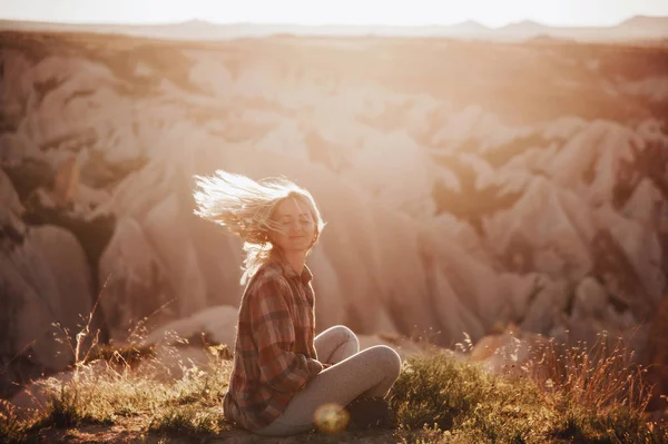 Belle voyageuse à la montagne au coucher du soleil. voyage, vie — Photo