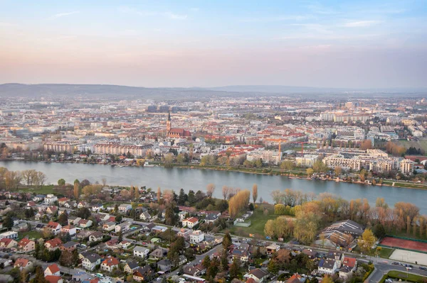 Πανοραμική θέα της ευρωπαϊκής πόλης στο ηλιοβασίλεμα. Βιέννη, Αυστρία — Φωτογραφία Αρχείου