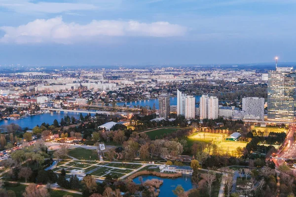 Vista panorâmica da cidade europeia ao pôr do sol. Viena, Áustria — Fotografia de Stock