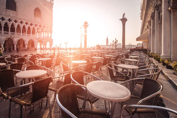 Prázdnou kavárnu na proslulých San Marco Square. Benátky, Itálie — Stock fotografie