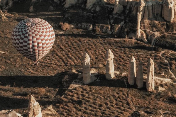 Goreme, Kappadokien, Türkei. Draufsicht auf bunten Heißluftball — Stockfoto