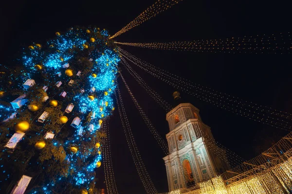 Різдвяна ялинка прикрашена вогнями і Софійський собор на b — стокове фото