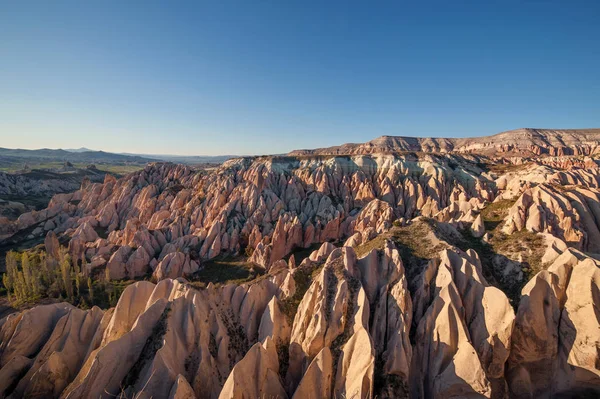 yukarıdan gün batımında ünlü Kızıl Vadi görünümü. Nevşehir, Türkiye