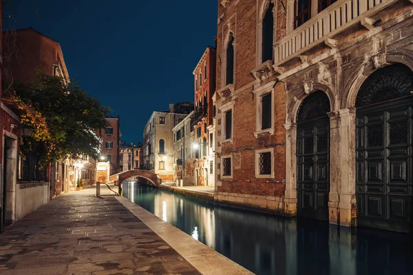 Veneza, Itália - 1 de novembro de 2017: edifícios coloridos no antigo — Fotografia de Stock