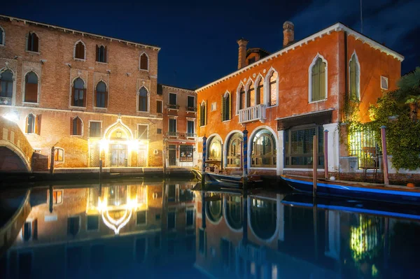 Grande Canal e edifícios coloridos à noite. Veneza, Itália. pict — Fotografia de Stock