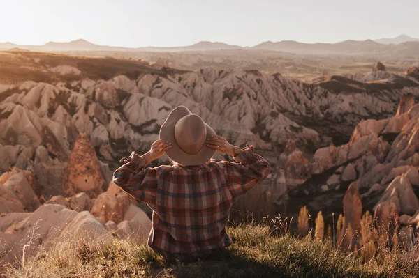 Žena cestujícímu v klobouku a dívala se na hory. cestování, životní styl — Stock fotografie