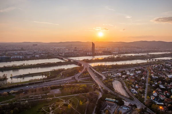 Vista panorâmica da cidade europeia ao pôr do sol. Viena, Áustria — Fotografia de Stock