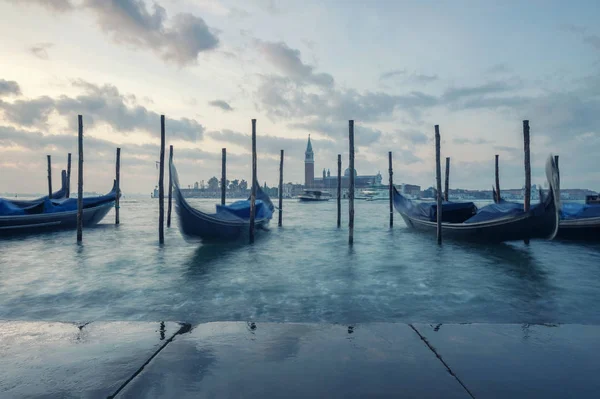 Berühmte Gondeln bei Sonnenaufgang. Venedig, Italien. getöntes Bild mit lo — Stockfoto