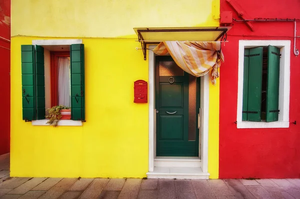 Famosos edifícios coloridos em Burano, Itália — Fotografia de Stock
